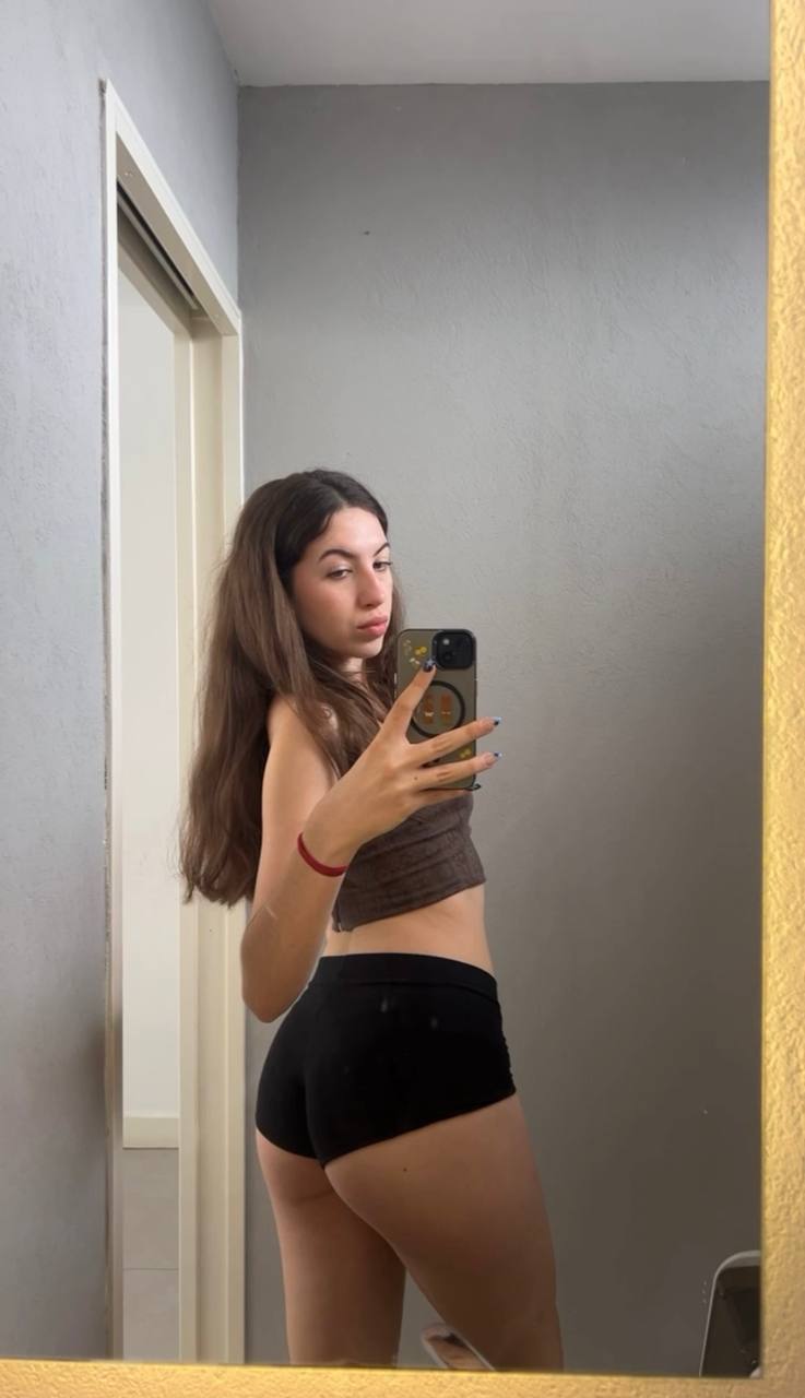 Amber in her underwear in Taipei