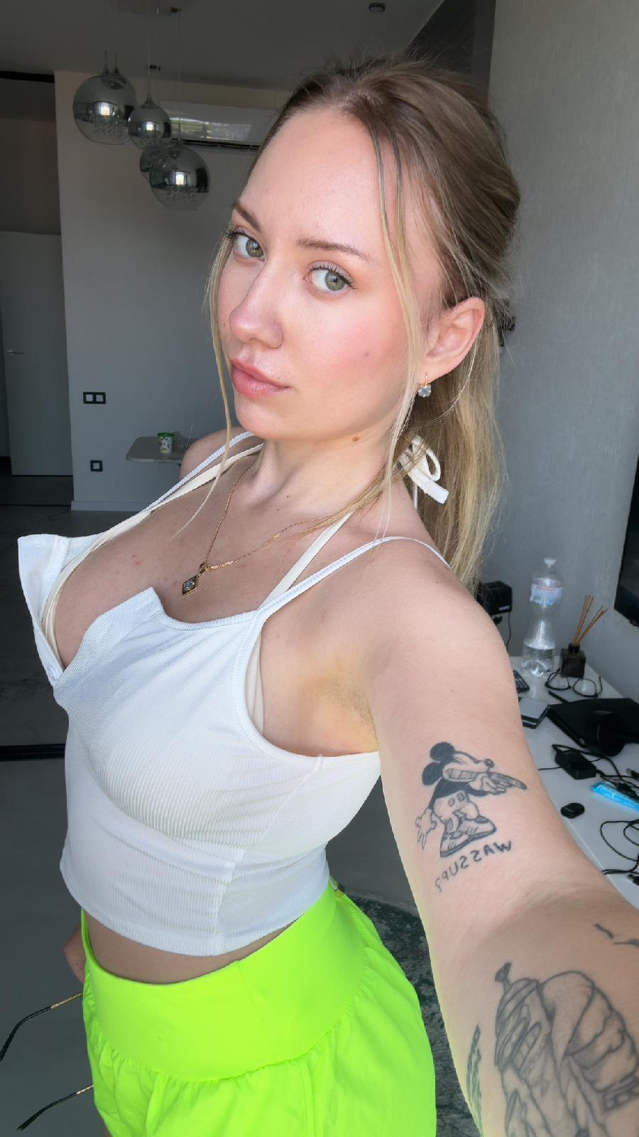 KateV in her underwear in Taipei