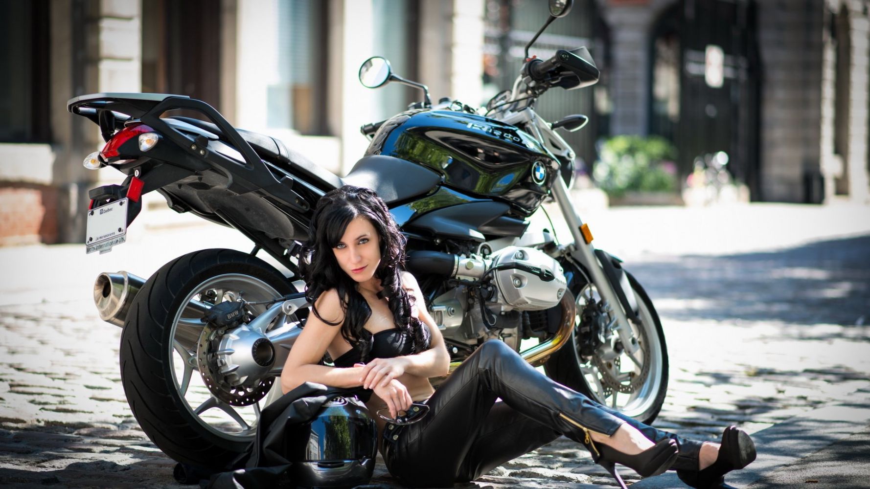 Fresh photos, fresh mood — European women on bikes online in Taipei