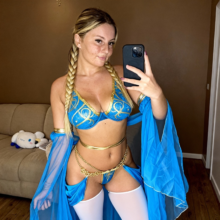 Sofia Cosplay a quiet moment, a bright smile